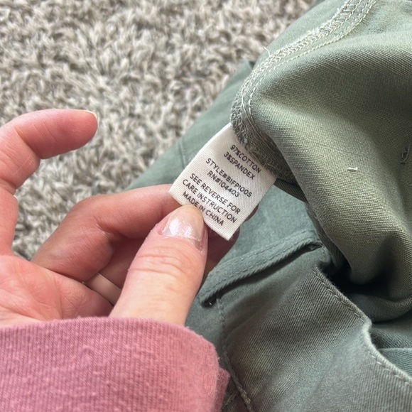 NWT Blu Pepper Crop Pant Button Olive size Medium - Picture 13 of 14